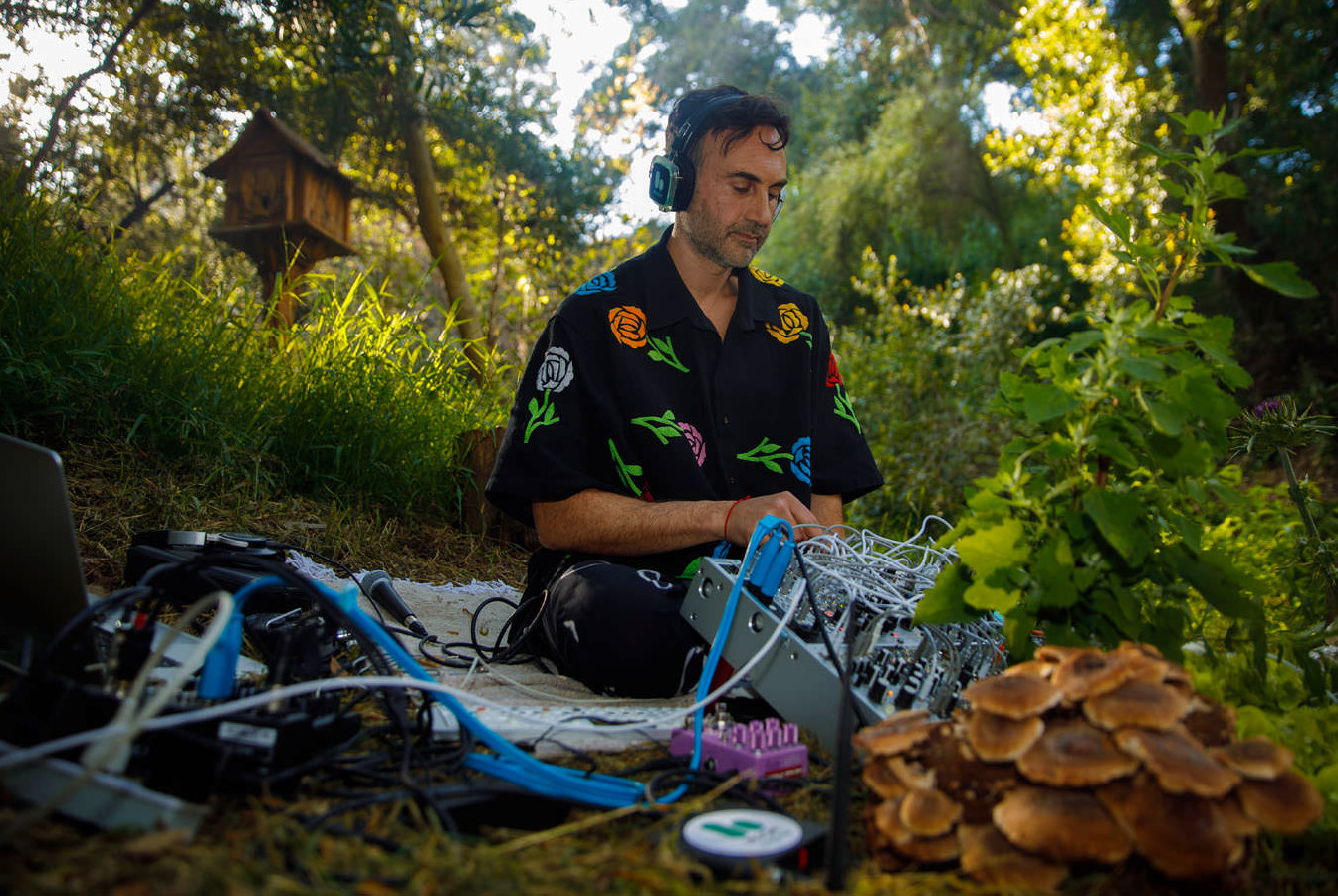 Tarun Nayar conecta electrodos a unas setas .
